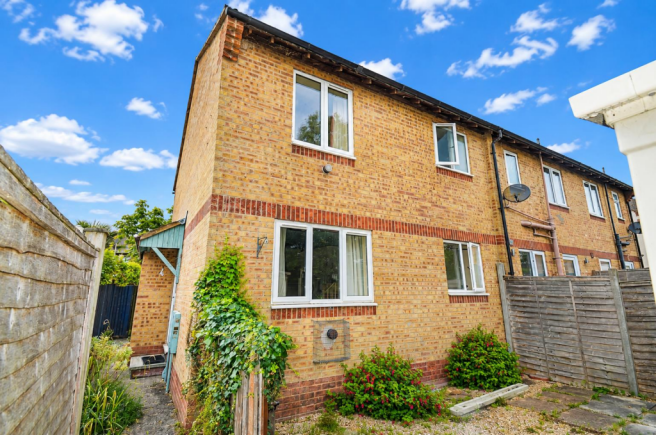 1 bed property, in Sully Close, £135,000