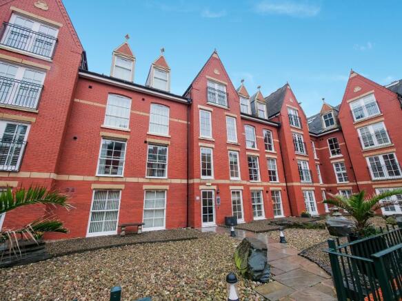 2 bed property, in The Apartments, £200,000