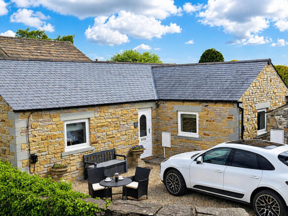 2 bed property, in Market Place, £300,000