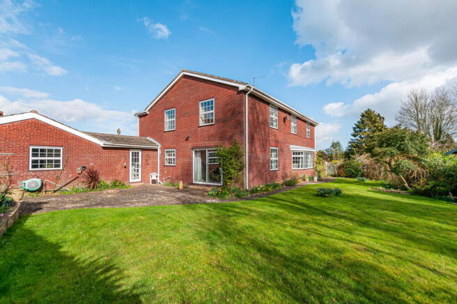 6 bed property, in Main Street, £650,000