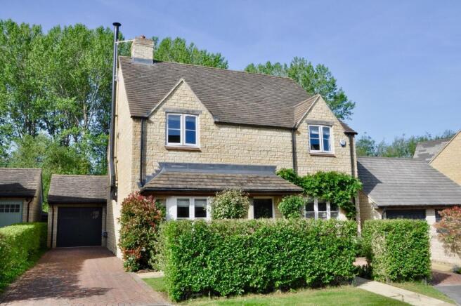 4 bed property, in Oak Drive, £800,000