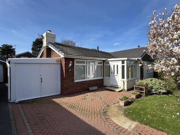 2 bed property, in Kinmel Avenue, £250,000