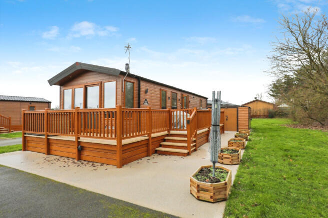 2 bed property, in Abbey Farm Caravan Park, £109,950