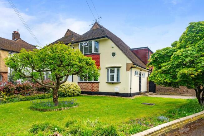 4 bed property, in Parkdale Crescent, £650,000
