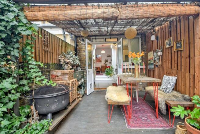 1 bed property, in Hertslet Road, £400,000