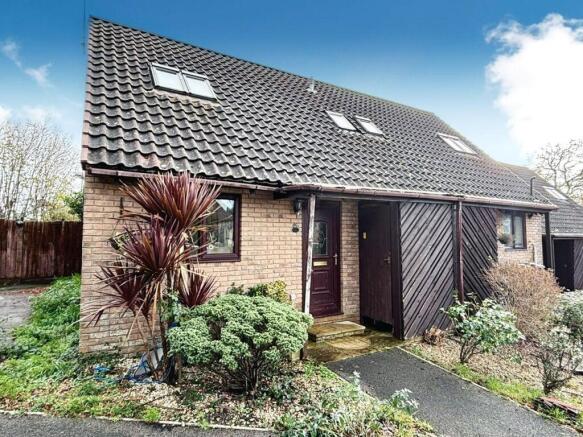 2 bed property, in Robins Court, £190,000