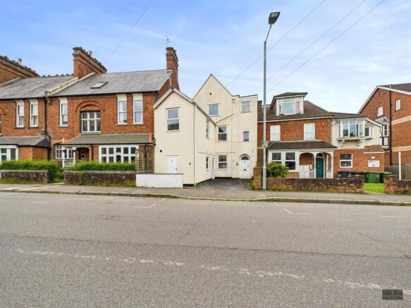 1 bed property, in Union Road, £150,000