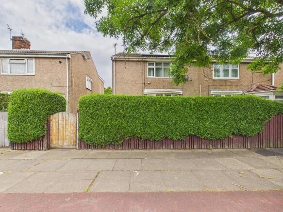 2 bed property, in West View Road, £90,000