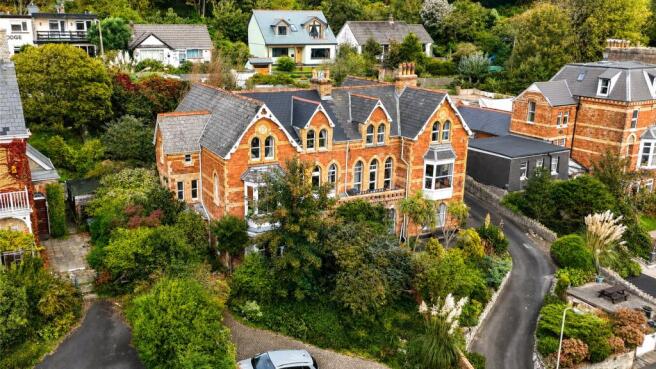 7 bed property, in Torrs Park, £500,000