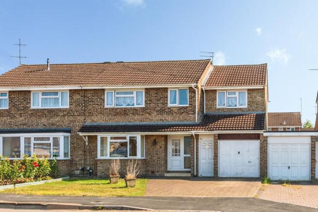 5 bed property, in Thames Avenue, £325,000