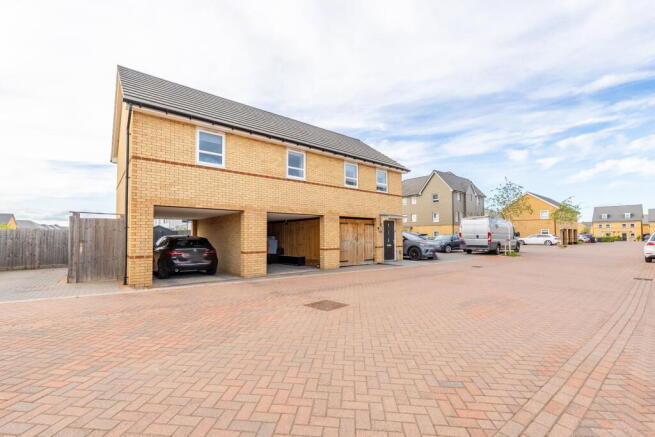 2 bed property, in Hummingbird Way, £285,000