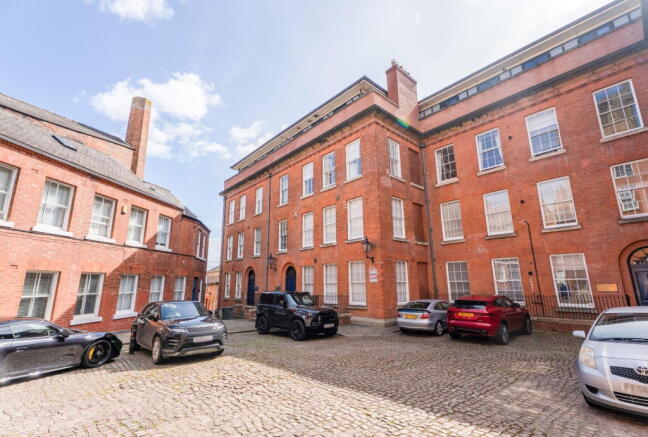 3 bed property, in Commerce Square, £600,000
