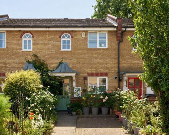 2 bed property, in Jackson Close, £725,000