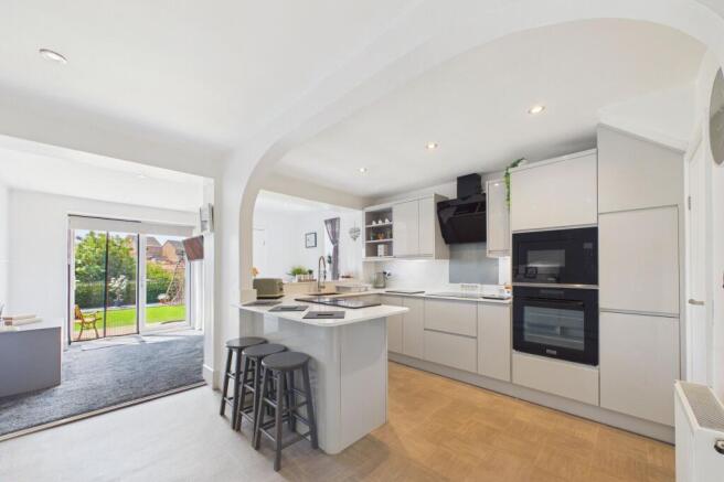 3 bed property, in Daleview Gardens, £200,000