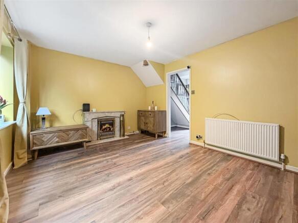 2 bed property, in Meadow Halt, £240,000