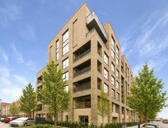1 bed property, in Lismore Boulevard, £390,000