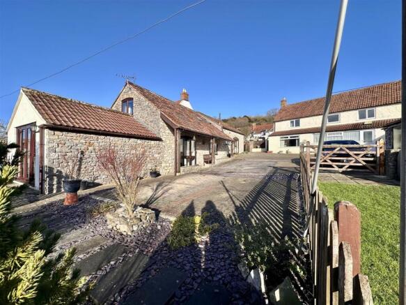 5 bed property, in Venns Gate, £720,000