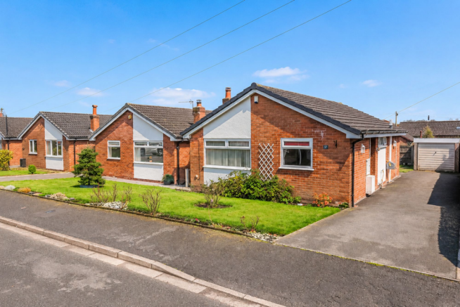 2 bed property, in Castle Drive, £279,995