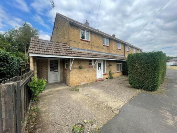 3 bed property, in Benams Close, £275,000