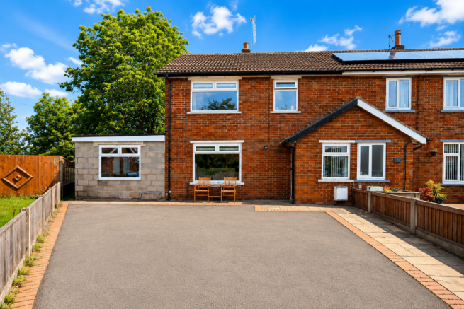 3 bed property, in Meadow Close, £200,000