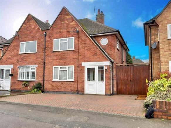 3 bed property, in Woodgate Drive, £355,000