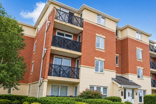 2 bed property, in Cavalier Drive, £125,000