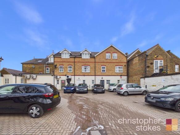 1 bed property, in Turners Hill, £200,000