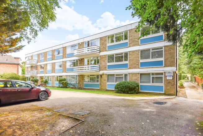 2 bed property, in Maxwell Road, £359,950