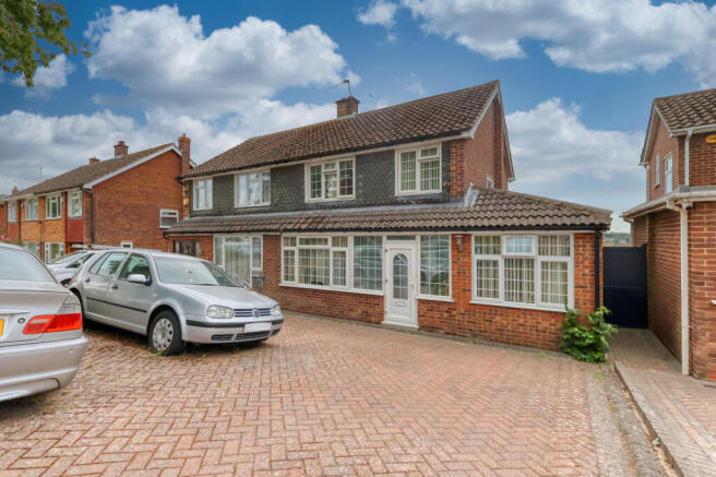 4 bed property, in Hughenden Avenue, £525,000