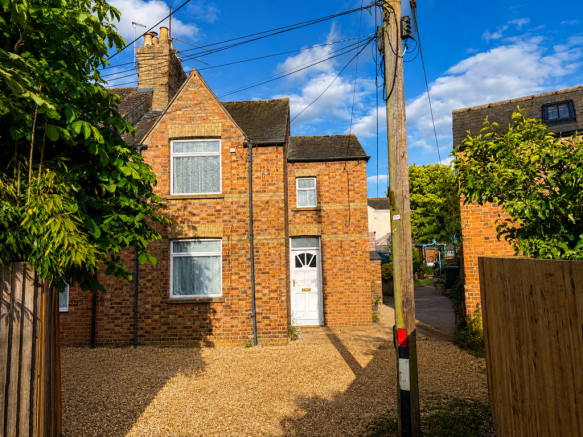 2 bed property, in Bassett Place, £220,000
