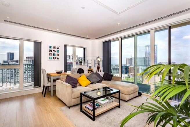 2 bed property, in Rainier Apartments, £350,000