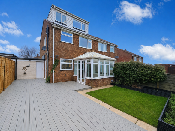 4 bed property, in Meadow Court, £260,000
