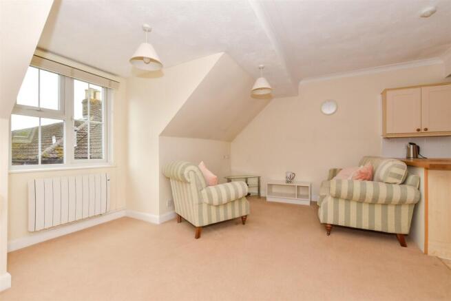 2 bed property, in Chapel Road, £200,000
