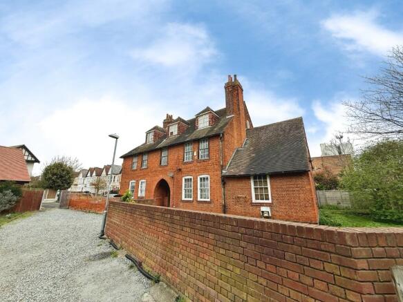 7 bed property, in Burdett Avenue, £450,000