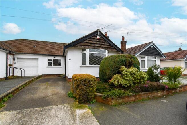 2 bed property, in Heywood Boulevard, £240,000