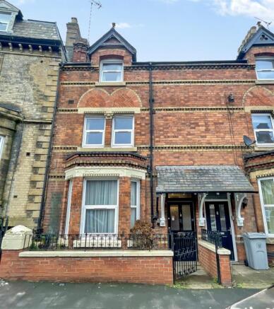 6 bed property, in Avenue Road, £290,000
