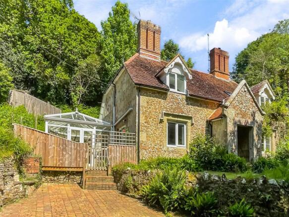 3 bed property, in Apse Manor Road, £375,000
