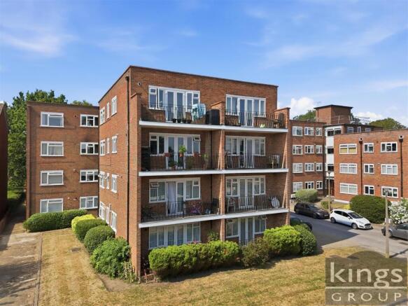 2 bed property, in Chase Side, £400,000