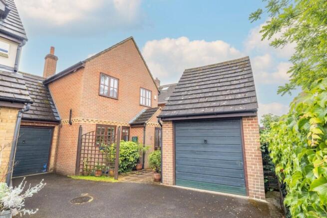 3 bed property, in Parkside Walk, £575,000