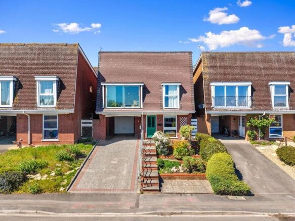 3 bed property, in Beechcombe Close, £325,000