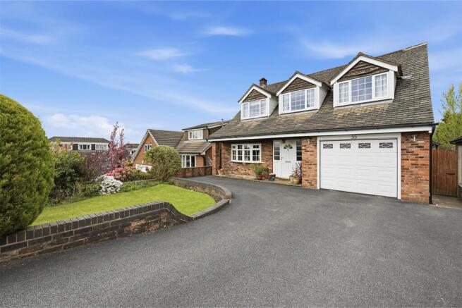 3 bed property, in Park Mount Drive, £525,000