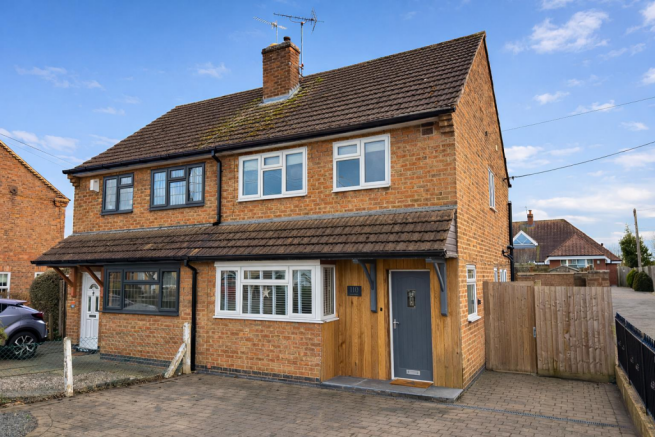 2 bed property, in Sileby Road, £250,000