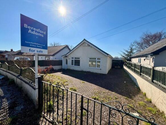 3 bed property, in Wrexham Road, £220,000