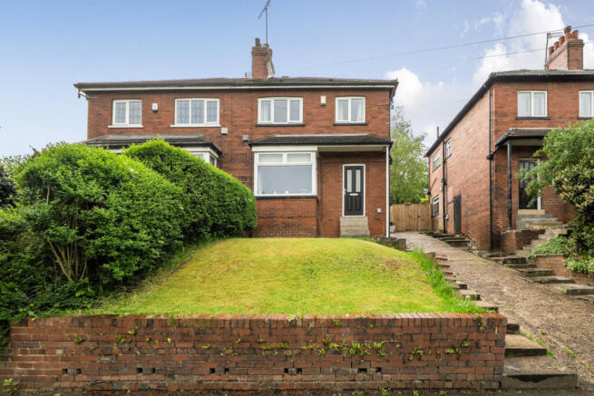 3 bed property, in Ring Road, £240,000