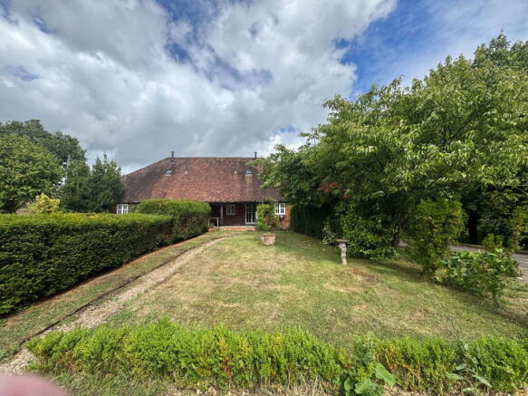 2 bed property, in Staplehurst, £379,950