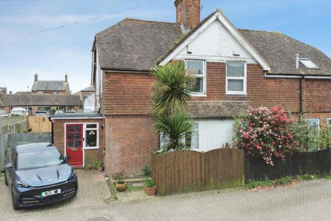 3 bed property, in Western Avenue, £288,000