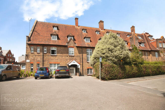 2 bed property, in The Priory, £230,000