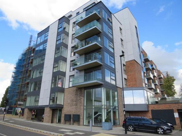 1 bed property, in East Station Road, £170,000