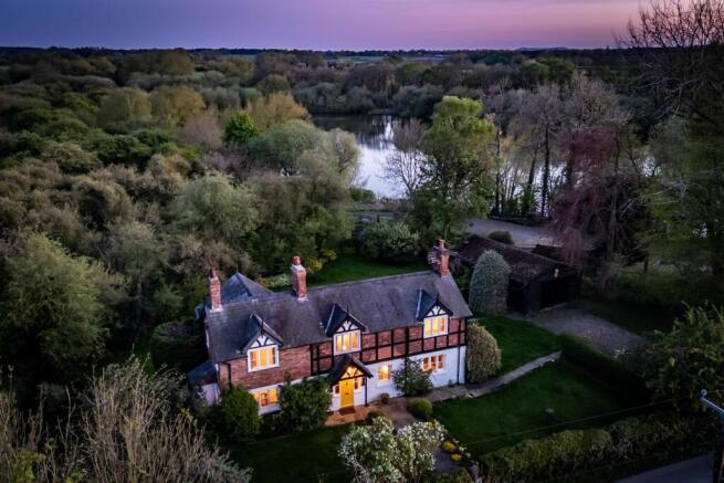 4 bed property, in Little Grebe Cottage - Billinge Green, £750,000