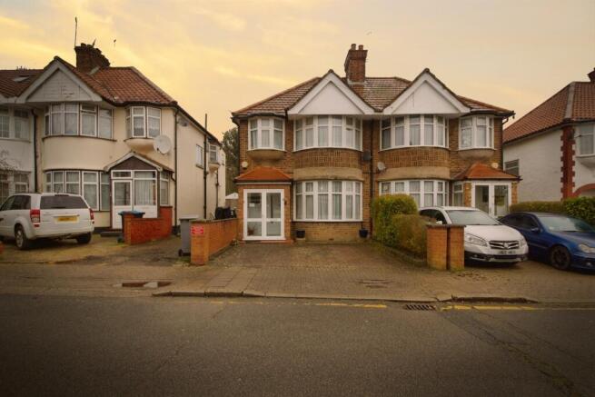 4 bed property, in Chestnut Grove, £625,000